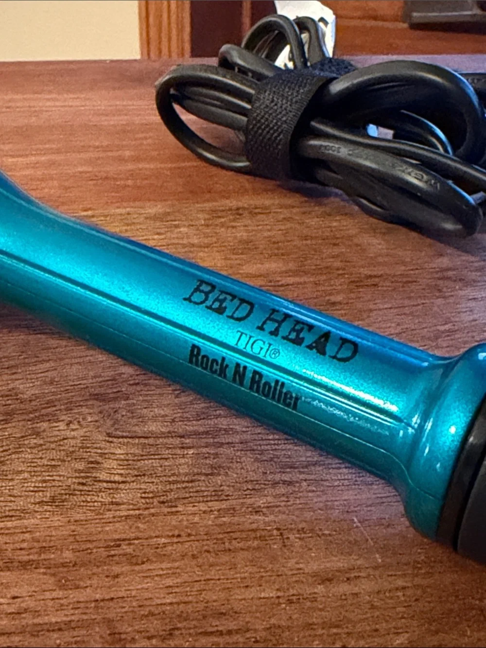 Bed Head Tigi Rock N Roller Electric Curling Wand with built in Stand